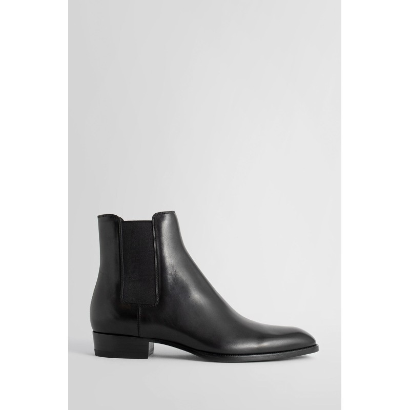 wyatt chelsea boots in smooth leather