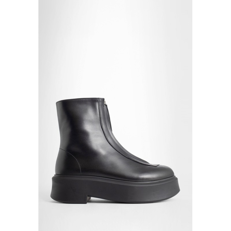 zipped boot i in leather