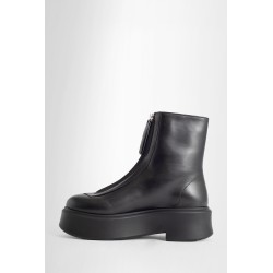 zipped boot i in leather