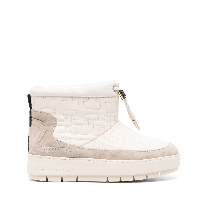 Monogram snowboot