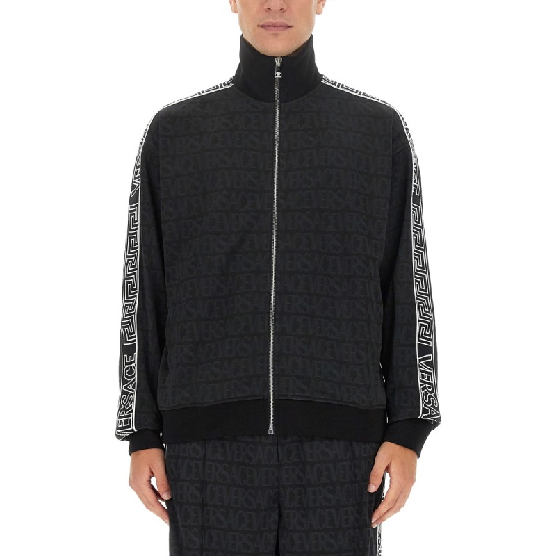 ZIP SWEATSHIRT.