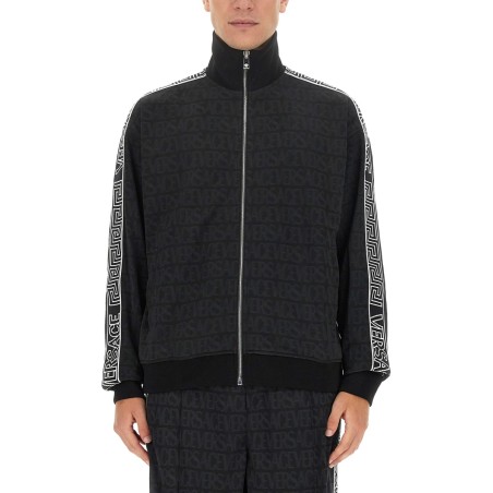 ZIP SWEATSHIRT.