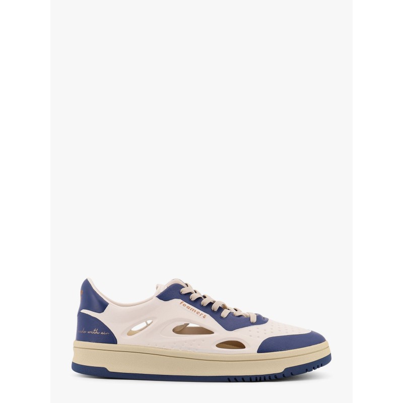 Low-top foam sneakers with lateral openwork