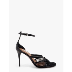 Thong sandals in fishnet and patent leather