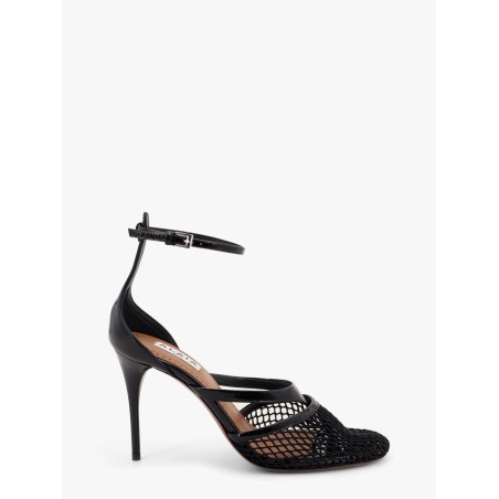 Thong sandals in fishnet and patent leather