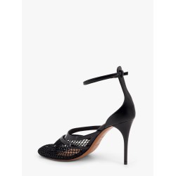 Thong sandals in fishnet and patent leather
