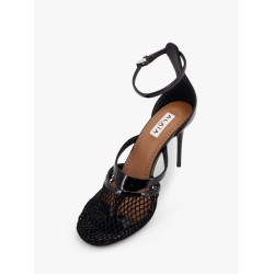 Thong sandals in fishnet and patent leather