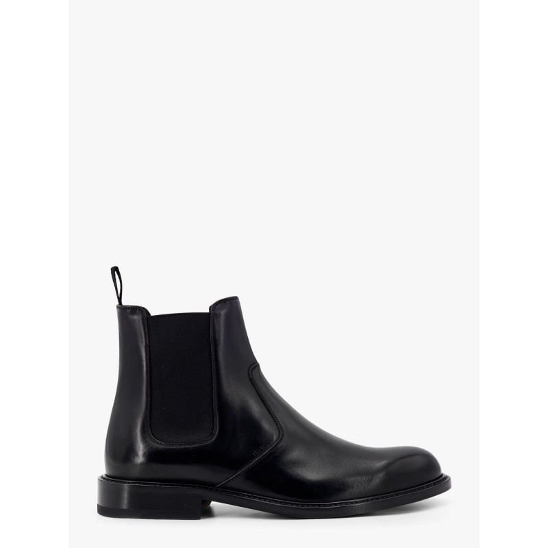 Shiny leather boots with engraved logo on the side