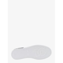 Leather sneakers with contrasting stitching