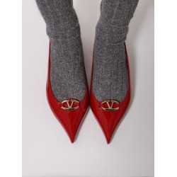 Patent leather slingback with vlogo signature detail