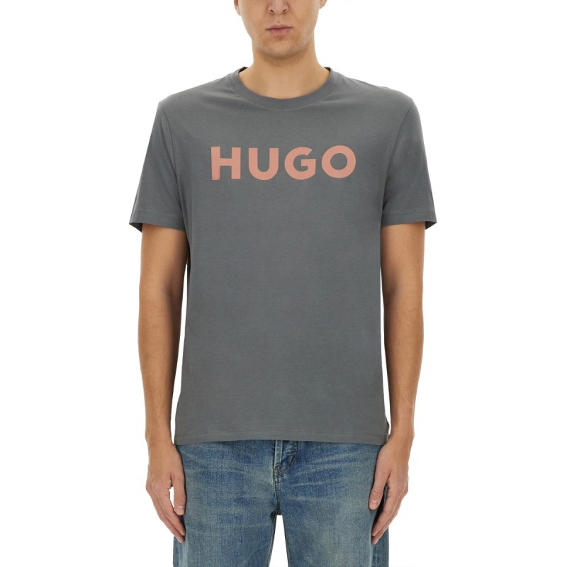 T-SHIRT WITH CONTRASTING LOGO