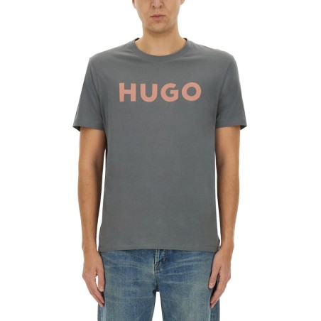 T-SHIRT WITH CONTRASTING LOGO