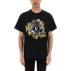 T-SHIRT V-EMBLEM OUTLINE BAROQUE
