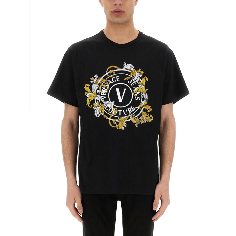 T-SHIRT V-EMBLEM OUTLINE BAROQUE