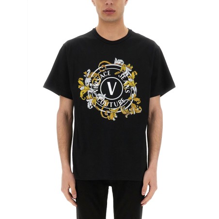 T-SHIRT V-EMBLEM OUTLINE BAROQUE