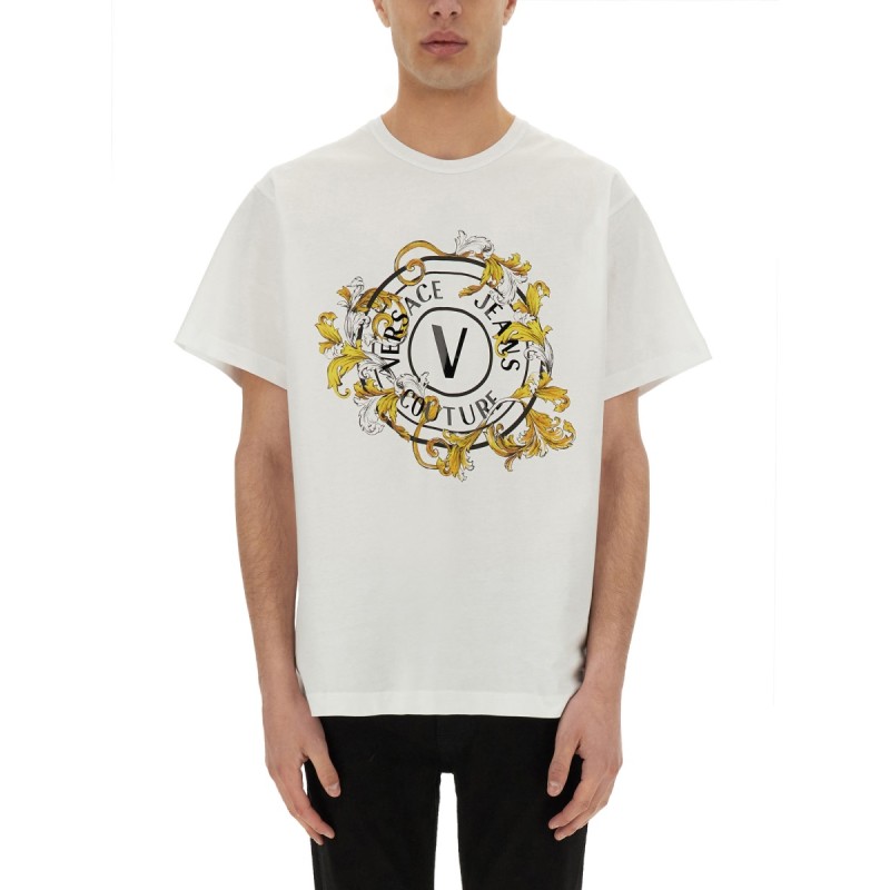 T-SHIRT V-EMBLEM OUTLINE BAROQUE