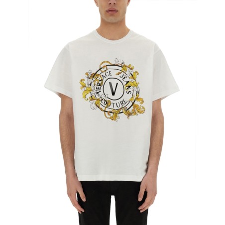 T-SHIRT V-EMBLEM OUTLINE BAROQUE