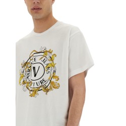 T-SHIRT V-EMBLEM OUTLINE BAROQUE