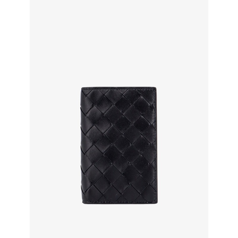 Leather passport case with intrecciato motiff