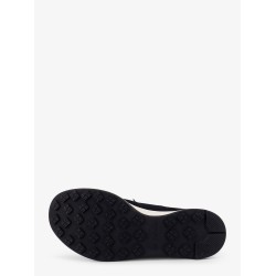 Low-top mesh sneakers with suede profiles