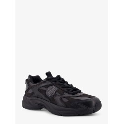 Low-top leaher sneakers with mesh inserts