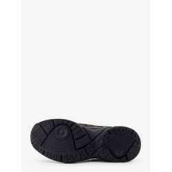 Low-top leaher sneakers with mesh inserts
