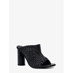 Leather sandals with intrecciato motif