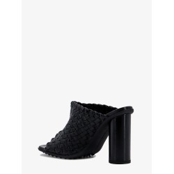 Leather sandals with intrecciato motif