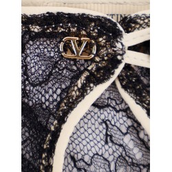 Lace gloves with leather profiles