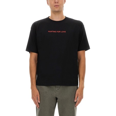 T-SHIRT WITH "HUNTING FOR LOVE" PRINT