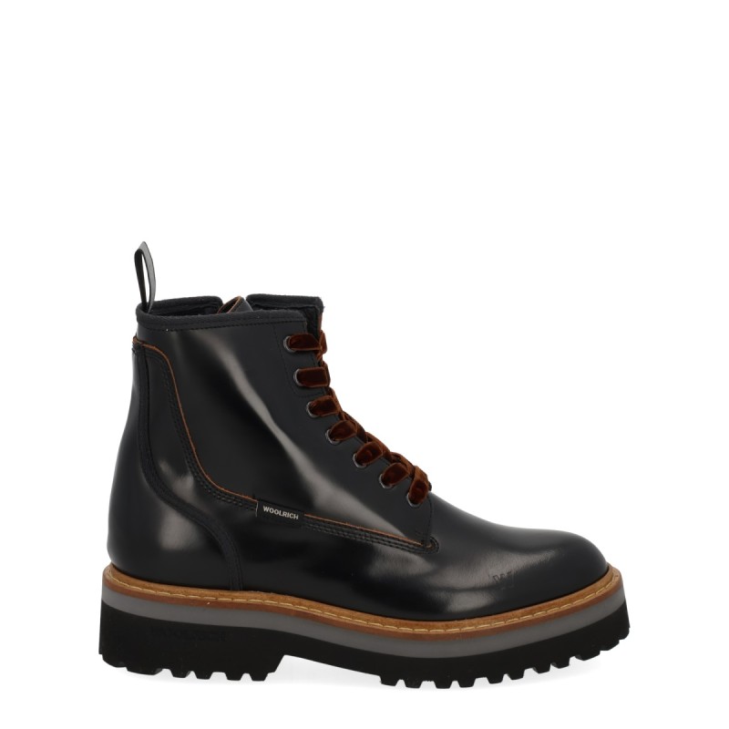 LACE-UP BOOT