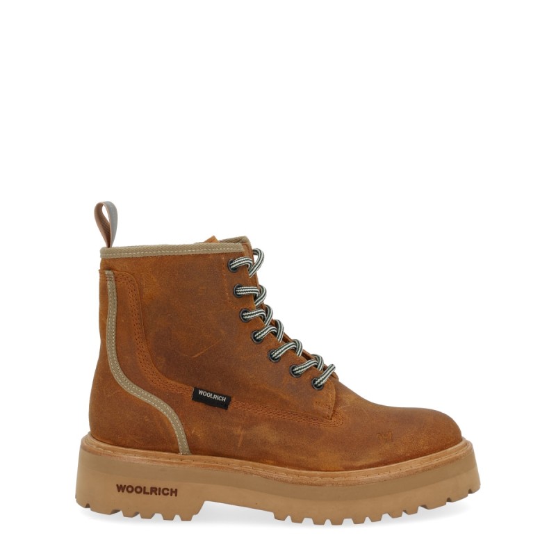 LACE-UP BOOT