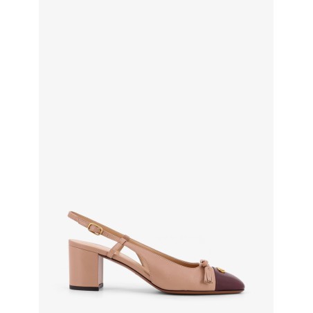 Leather décolleté with metal logo