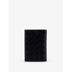 Leather passport holder with Intrecciato motif