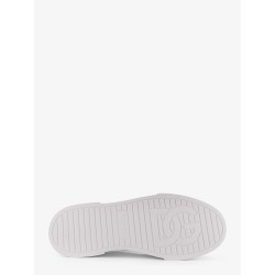 Leather sneakers with iconic patch logo on the side