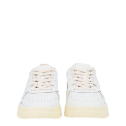 "MEDALIST LOW" SNEAKER