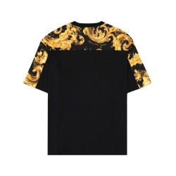 T-SHIRT WITH LOGO PLAQUE